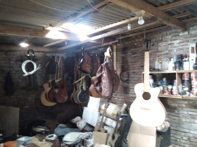 Tempat pembuatan gitar custom, Labas Gitar, di Kota Malang. (Foto: Khusnul Hasana)