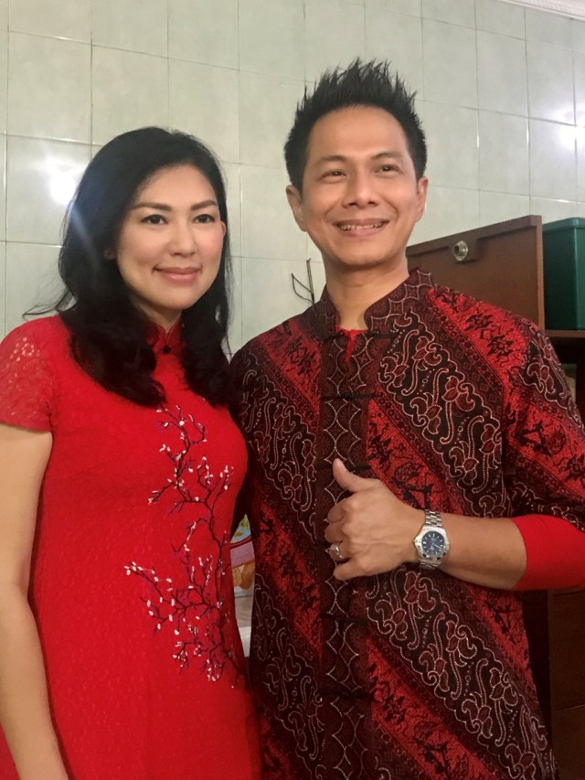 Delon ajak istri, Aida, rayakan Imlek di rumah ibunya di kawasan Jakarta Barat, Sabtu (25/1). Foto:  Regina Kunthi Rosary/kumparan