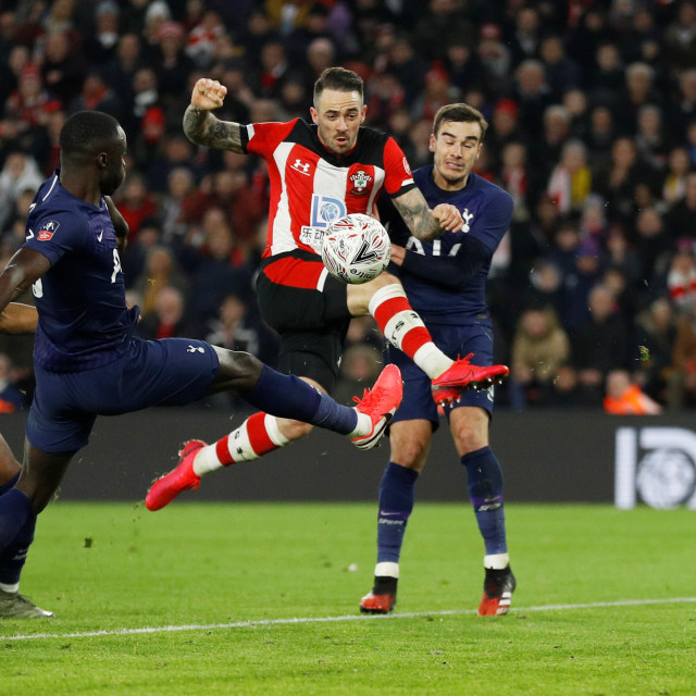 Aksi Danny Ings saat melawan Tottenham. Foto: REUTERS/Peter Nicholls
