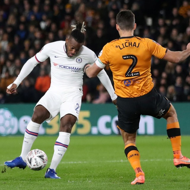 Proses terciptanya gol Michy Batshuayi ke gawang Hull City. Foto: REUTERS/Jon Super