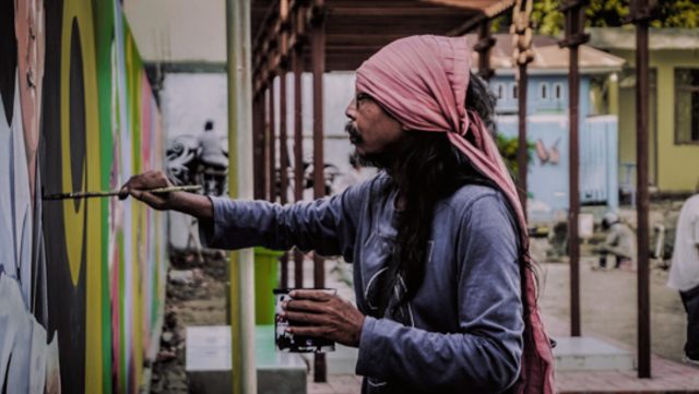 Mbah Geng, seorang pelukis senior di Samarinda yang menyulap sudut-sudut kota Samarinda menjadi indah nan estetik | Photo by Karja/Risky