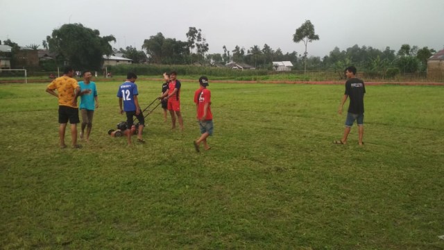 Kelompok suporter Persekat, Skaterz bergotong royong membersihkan lapangan desa Rembul,