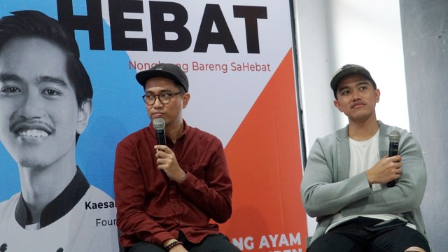 Jonathan End dan Kaesang Pangarep dalam acara Nongkrong Bareng SaHebat, di gerai Yang Ayam, Jakarta Barat, Minggu (26/1). Foto: Helmi Afandi/kumparan