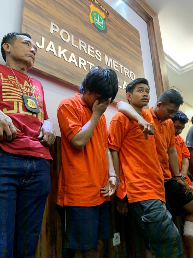 Polres Metro Jakarta Selatan menghadirkan 4 tersangka begal warteg di Jakarta Selatan, saat konferensi pers, Minggu (26/1/2020). Foto: Mirsan Simamora/kumparan