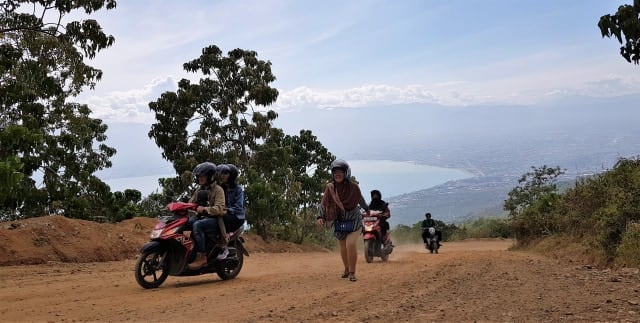 Sejumlah pengunjung Puncak Gunung Salena, saat menuju lokasi Puncak Salena, Sabtu (23/2/2019). Foto: Dok. PaluPoso