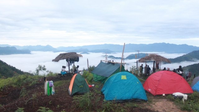 Menikmati pemandangan hamparan awan putih di Puncak Saludengeng, Mamasa, Sulawesi Barat. Foto: Dok. Zulkifli