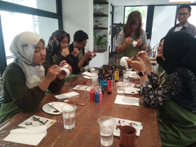 Peserta Start saat melukis melalui media pot di Wanoman Cafe, Minggu (26/1) | Foto: Obbie Fernando/Lampung Geh