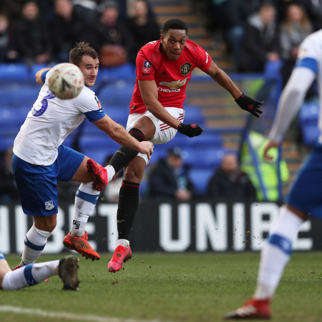 Aksi Martial dalam laga Piala FA Foto: Action Images via Reuters/Andrew Boyers