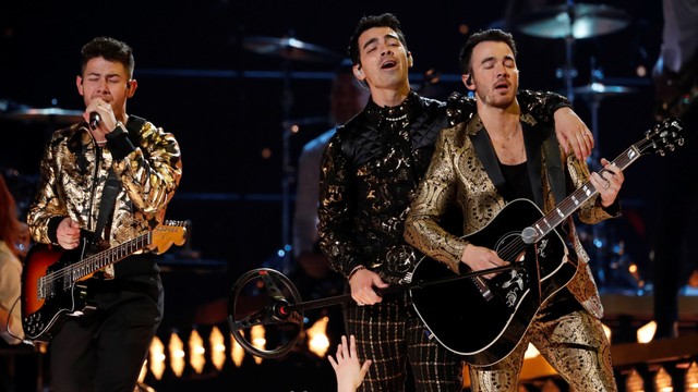 Penampilan The Jonas Brothers di ajang Grammy Awards Ke-62 di Los Angeles, California. Foto: REUTERS/Mario Anzuoni