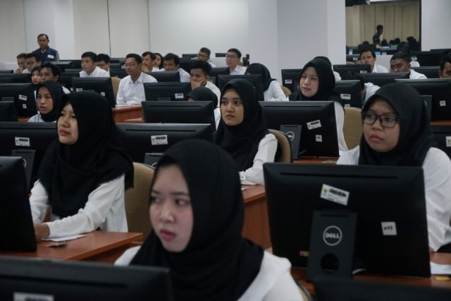 Suasana ujian Calon Pegawai Negeri Sipil (CPNS) di Kantor Badan Kepegawaian Negara (BKN), Jakarta, Senin (27/1). Foto: Fanny Kusumawardhani/kumparan