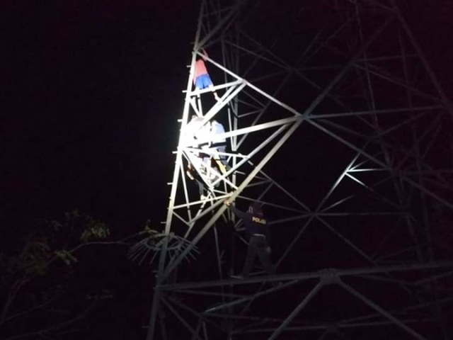 Aksi nekat Rambo panjat tower listrik saat hendak bunuh diri, (Makassar Indeks/Rudi).