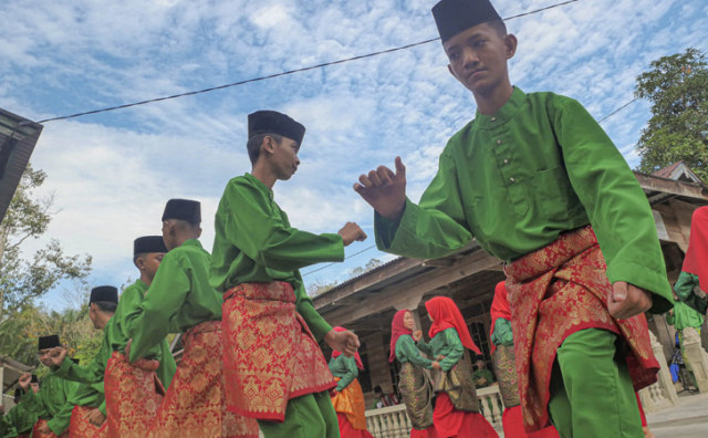 ANAK-ANAK di Desa Meskom, Kecamatan Bengkalis, Kabupaten Bengkalis, Riau, saat berjoget tari Zapin saat kedatangan wisatawan dari Malaysia, Thailand dan lokal, Sabtu, 25 Januari 2020. 
