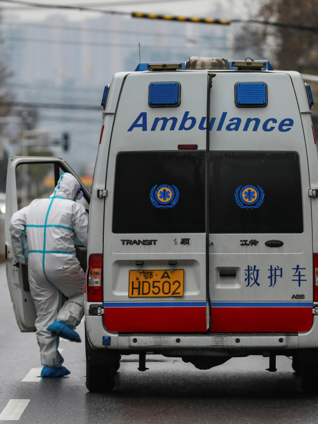 Petugas medis menaiki ambulans di Wuhan di Provinsi Hubei, China. Foto: Chinatopix via AP