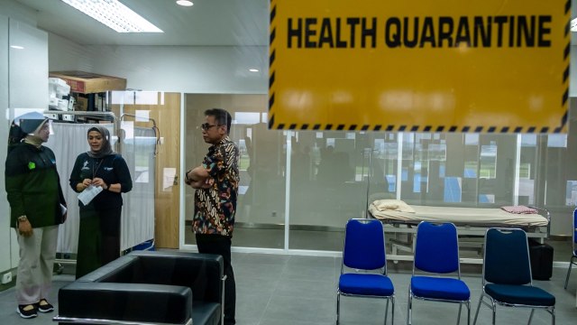 Kepala Dinas Kesehatan Provinsi Jateng Yulianto Prabowo (kanan) saat meninjau fasilitas di Bandara Internasional Jenderal Ahmad Yani, Semarang. Foto: ANTARA FOTO/Aji Styawan