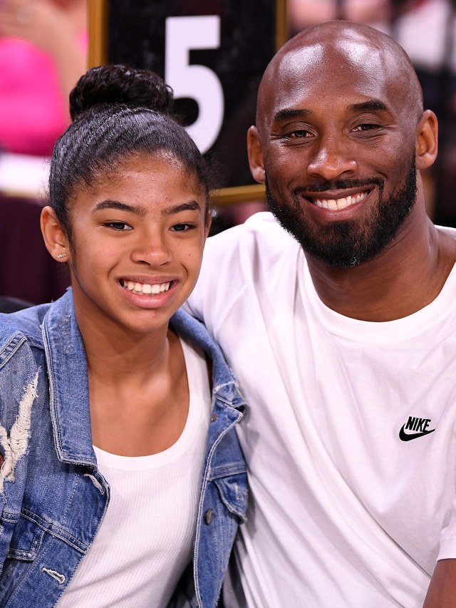 Kobe Bryant bersama anaknya Gianna. Foto: Stephen R. Sylvanie/USA TODAY Sports via Reuters