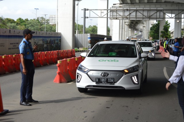 Grab Indonesia mengoperasionalkan 20 unit armada GrabCar Elektrik, Hyundai Ioniq. Foto: Bagas Putra Riyadhana
