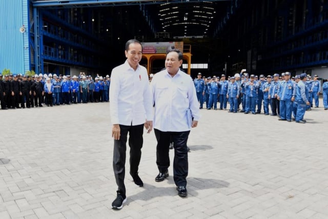Presiden Jokowi (kiri)  berbincang dengan Menhan Prabowo Subianto saat meninjau kapal selam PT PAL di Pelabuhan Tanjung Perak, Surabaya. Foto: Dok. Agus Suparto
