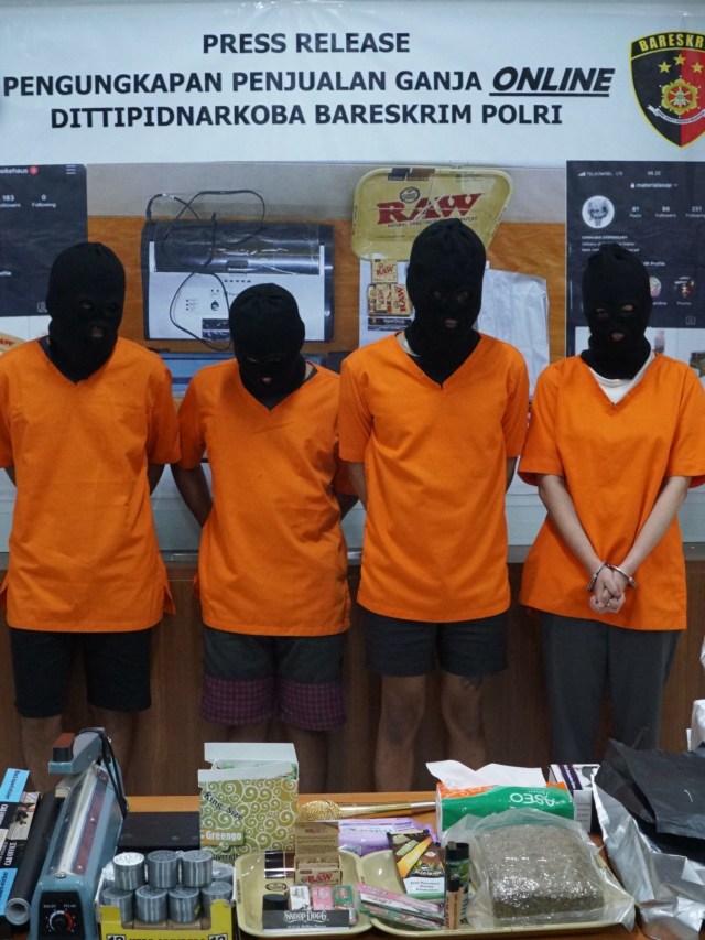 Polisi menunjukkan tersangka dan barang bukti penjualan narkotika via online saat rilis di Gedung Bareskrim Polri, Jakarta. Foto: Helmi Afandi Abdullah/kumparan 