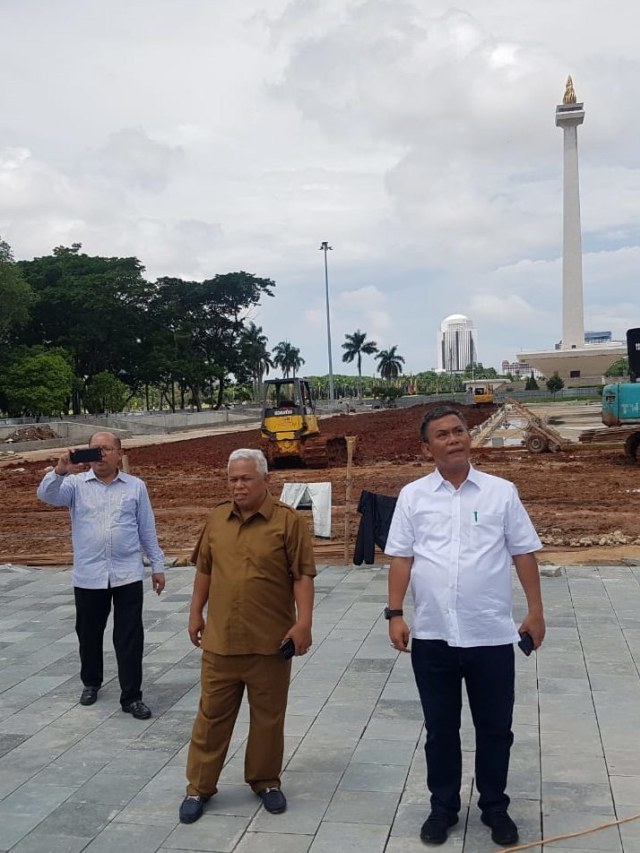 Ketua DPRD DKI Prasetio Edi Marsudi sidak ke proyek revitalisasi di sisi Selatan Monumen Nasional, Jakarta.  Foto: Efira Tamara Thenu/kumparan 
