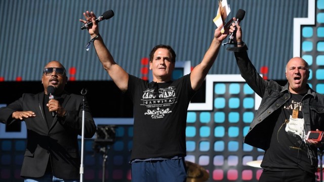 Pemilik Dallas Mavericks, Mark Cuban (tengah).  Foto: ANGELA WEISS / AFP
