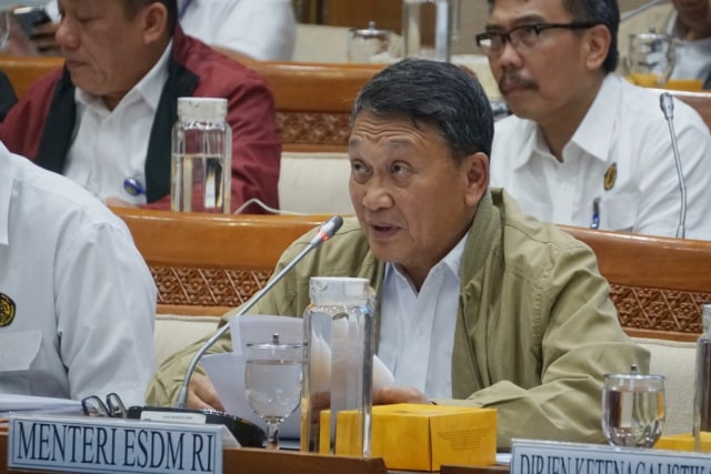 Menteri Energi dan Sumber Daya Mineral Arifin Tasrif hadiri rapat dengar pendapat (RDP) dengan Komisi VII DPR RI di Komplek Parlemen, Jakarta, Senin (27/1). Foto: Fanny Kusumawardhani/kumparan