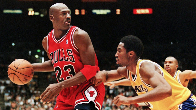 Michael Jordan dan Kobe Bryant di laga Chicago Bulls vs LA Lakers. Foto: VINCE BUCCI / AFP