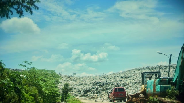 Tempat Pembuangan Akhir (TPA) sampah Sukawinatan, Palembang. (foto: Ary Priyanto)
