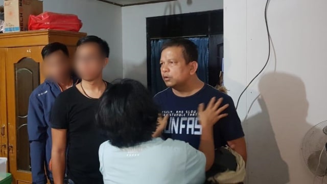 Polisi menangkap Jarmen Sinaga (kedua kanan), pria yang masturbasi didalam mobil di Jalan Gatot Subroto, Jakarta Selatan, Minggu (26/1).
 Foto: Dok. Istimewa