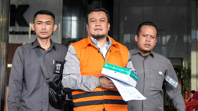 Tersangka mantan anggota DPRD Kota Bandung Tomtom Dabbul Qomar usai menjalani pemeriksaan di gedung KPK, Jakarta, Senin (27/1/2020). Foto: ANTARA FOTO/Galih Pradipta