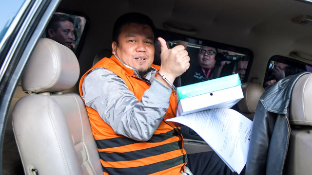 Tersangka mantan anggota DPRD Kota Bandung Tomtom Dabbul Qomar memasuki kendaraan usai menjalani pemeriksaan di gedung KPK, Jakarta, Senin (27/1/2020). Foto: ANTARA FOTO/Galih Pradipta