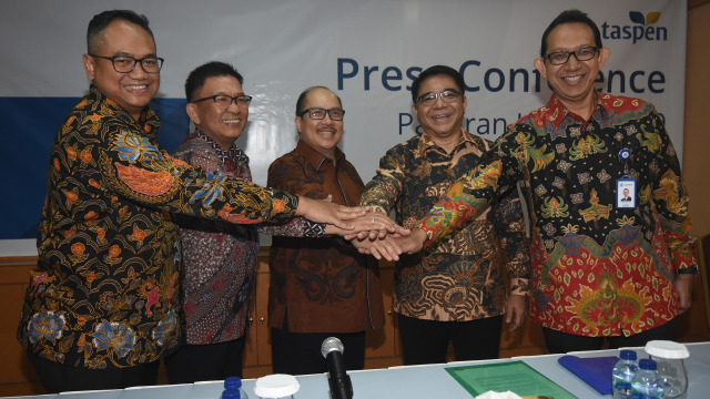 Dirut PT Taspen (Persero) Antonius N.S Kosasih (tengah) bersama jajaran Direksi usai menyampaikan Paparan Kinerja PT Taspen (Persero) di Jakarta, Senin (27/1).  Foto: ANTARA FOTO/Indrianto Eko Suwarso