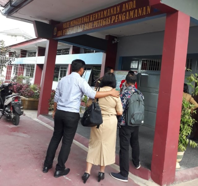 Suasana dua pelaku korupsi saat digelandang Jaksa ke Rutan Poso, Senin (27/1). Foto: Edi/PaluPoso