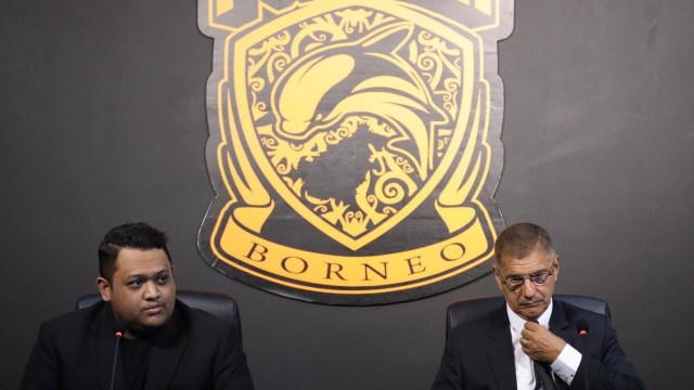 Nabil Husein (kiri) tampil rapi ketika memperkenalkan Edson Tavares (kanan) sebagai pelatih Borneo FC. Foto: Borneo FC
