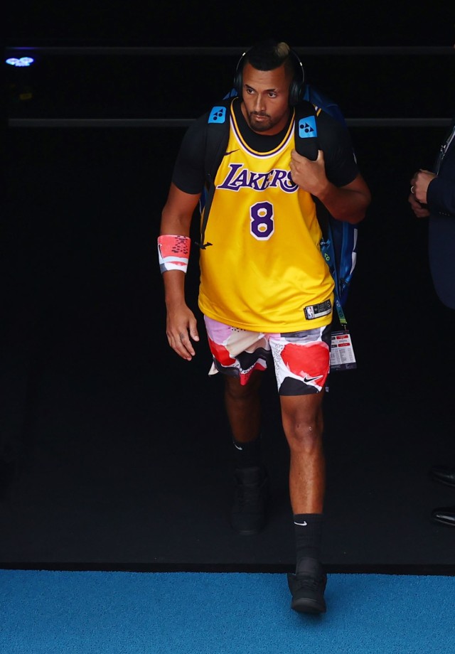 Nick Kyrgios saat memasuki Rod Laver Arena Melbourne Park di babak keempat Australian Open 2020. Foto:  REUTERS/Kai Pfaffenbach