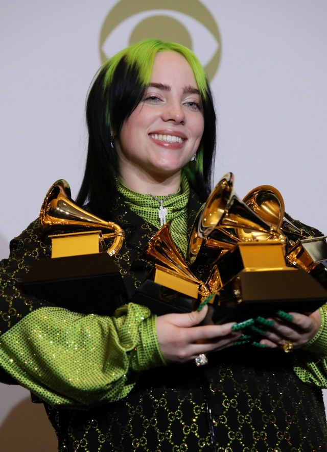 Penyanyi Billie Eilish menunjukkan empat penghargaan Grammy Awards ke-62 di Los Angeles, California, Amerika Serikat. Foto: REUTERS / Monica Almeida