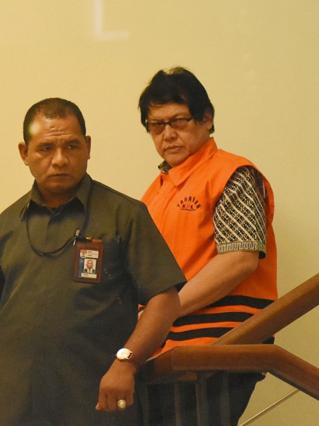 Mantan Kepala Dinas Pengelolaan Keuangan dan Aset Daerah (DPKAD) Pemkot Bandung Herry Nurhayat usai diperiksa di Gedung KPK, Jakarta, Senin (27/1). Foto: ANTARA FOTO/Indrianto Eko Suwarso