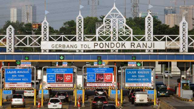 Sejumlah kendaraan melintas di Gerbang Tol Pondok Ranji, ciputat, Tangerang Selatan, Banten, Senin (27/1/2020). Foto: ANTARA FOTO/Muhammad Iqbal