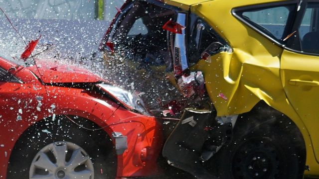 Ilustrasi tabrakan mobil. Foto: Pixabay