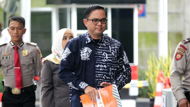Komisioner KPU, Viryan Aziz (tengah),  Foto: Nugroho Sejati/kumparan