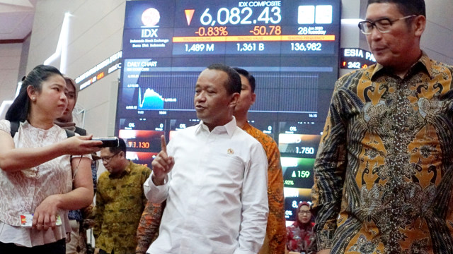 Kepala BKPM Bahlil Lahadalia (tengah) di Bursa Efek Indonesia, Jakarta, Selasa (28/1). Foto: Helmi Afandi/kumparan