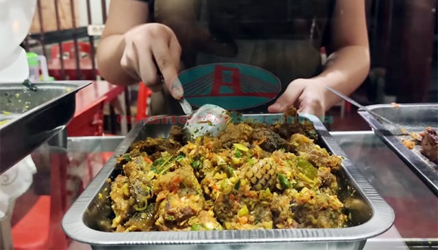 Menu ular bumbu RW di salah satu rumah makan di Kota Manado, Sulawesi Utara. Ular juga disebut sebagai pemicu munculnya virus corona (foto: febry kodongan/manado bacirita)