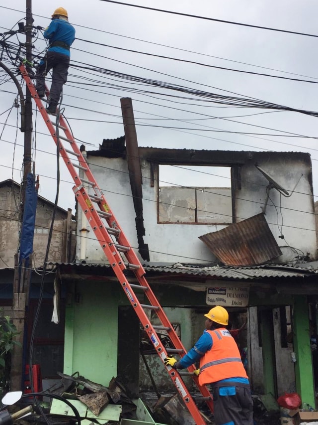 Petugas mengecek listrik usai kebakaran di kawasan padat penduduk, Kebayoran Lama, Jakarta Selatan, Selasa (28/1). Foto: Raga Imam/kumparan