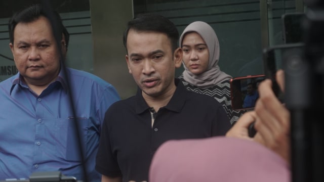 Ruben Onsu (tengah) di Polda Metro Jaya, Jakarta, Selasa (28/1).  Foto: Iqbal Firdaus/kumparan 
