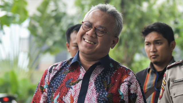 Ketua KPU Arief Budiman tiba untuk menjalani pemeriksaan di gedung KPK, Jakarta, Selasa (28/).  Foto: ANTARA FOTO/Galih Pradipta