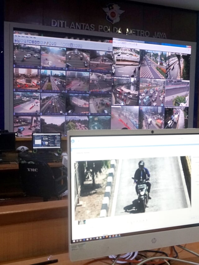 Pantauan lalu lintas di Jakarta melalui layar komputer untuk sistem tilang elektronik atau Electronic Traffic Law Enforcement (E-TLE). Foto: Iqbal Firdaus/kumparan