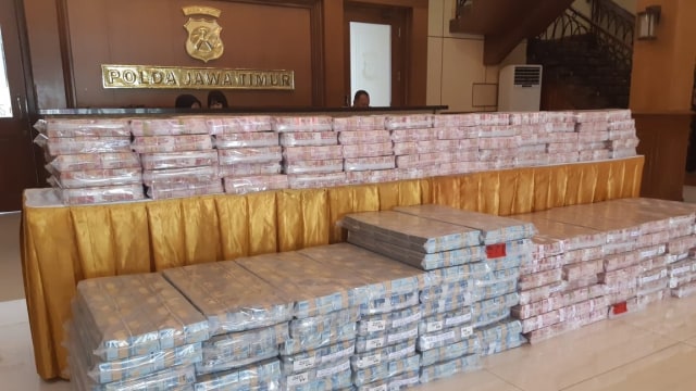 Barang bukti penipuan investasi bodong MeMiles di Polda Jawa TImur. Foto: Yuana Fatwalloh/kumparan