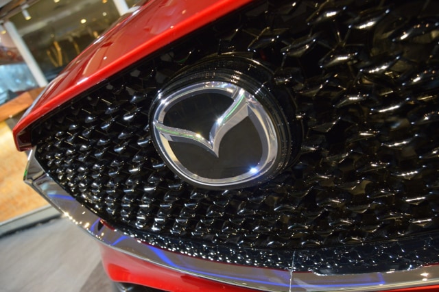 Logo Mazda pada CX-30 Foto: Bagas Putra Riyadhana/kumparan