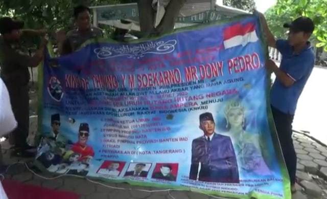 Poster kerajaan fiktif 'King of The King' menghiasi sudut terminal Poris Plawad pada Senin (27/1). Foto: kumparan
