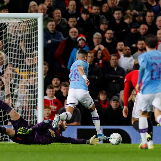 Momen ketika Mahrez membobol gawang United. Foto: REUTERS/Phil Noble