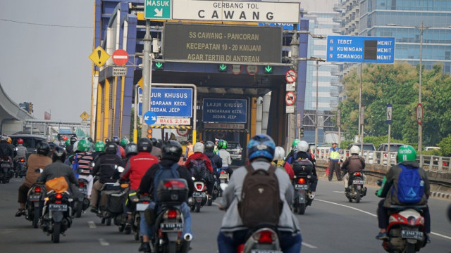 Sejumlah pengendara kendaraan bermotor melintasi kawasan dekat pintu Tol Cawang, Jakarta, Rabu (29/1). Foto: Fanny Kusumawardhani/kumparan